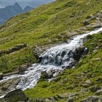 Costeggiando le rapide del torrente